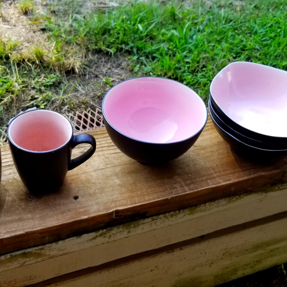 Brown/Pink Gourmet Expressions dishes